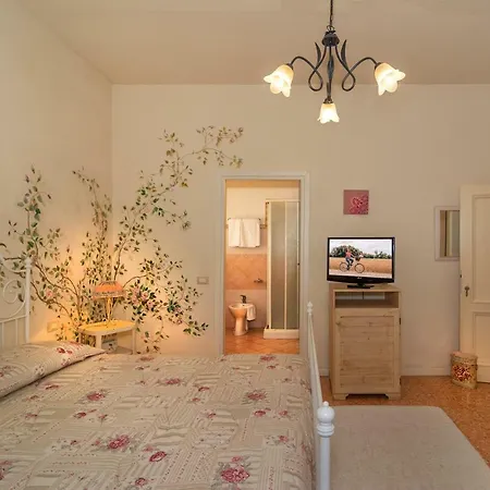 La Casa Di Ugo בית הארחה 3*