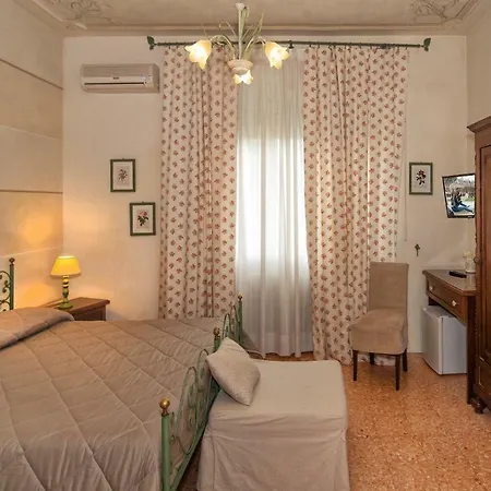 בית הארחה La Casa Di Ugo 3*