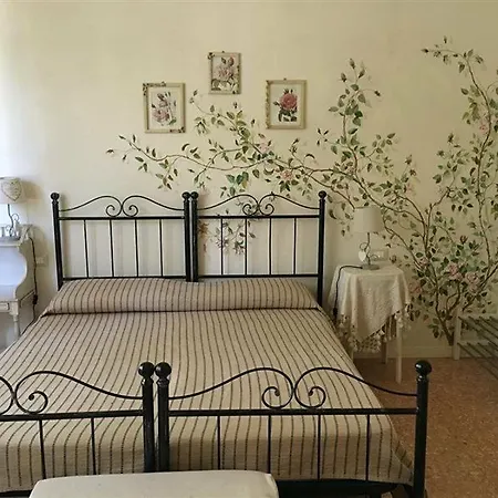 La Casa Di Ugo בית הארחה 3*
